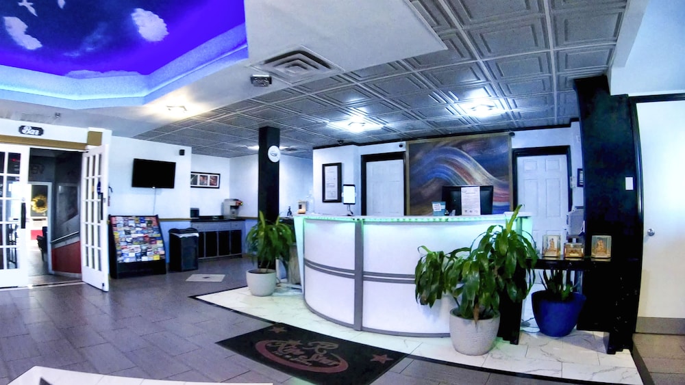 R Nite Star Inn & Suite 7/65