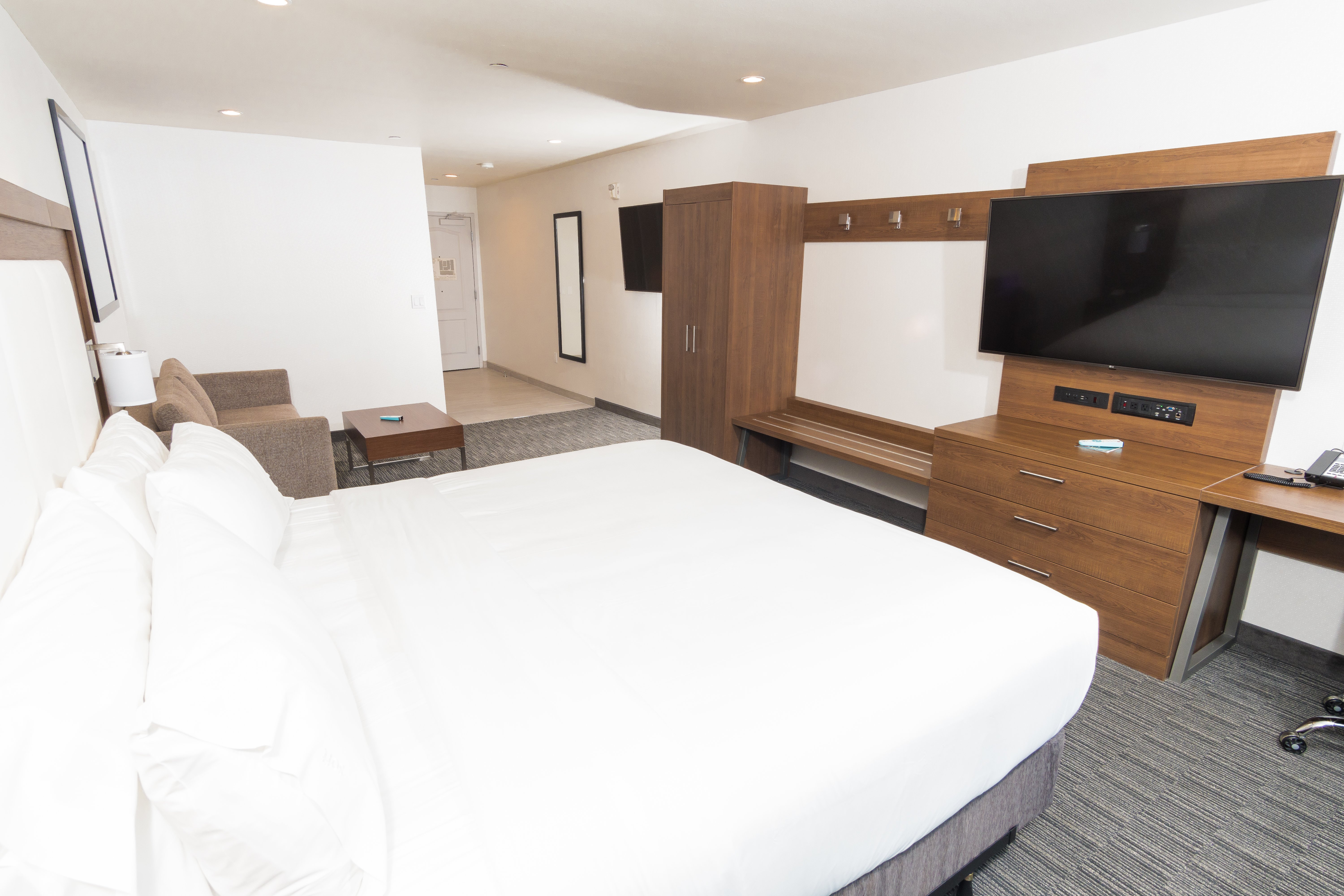 Holiday Inn Express Hollywood Walk of Fame An Ihg Hotel 16/65