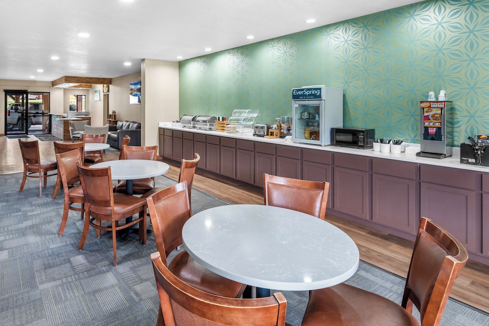 Everspring Inn Suites Hill City 46/61