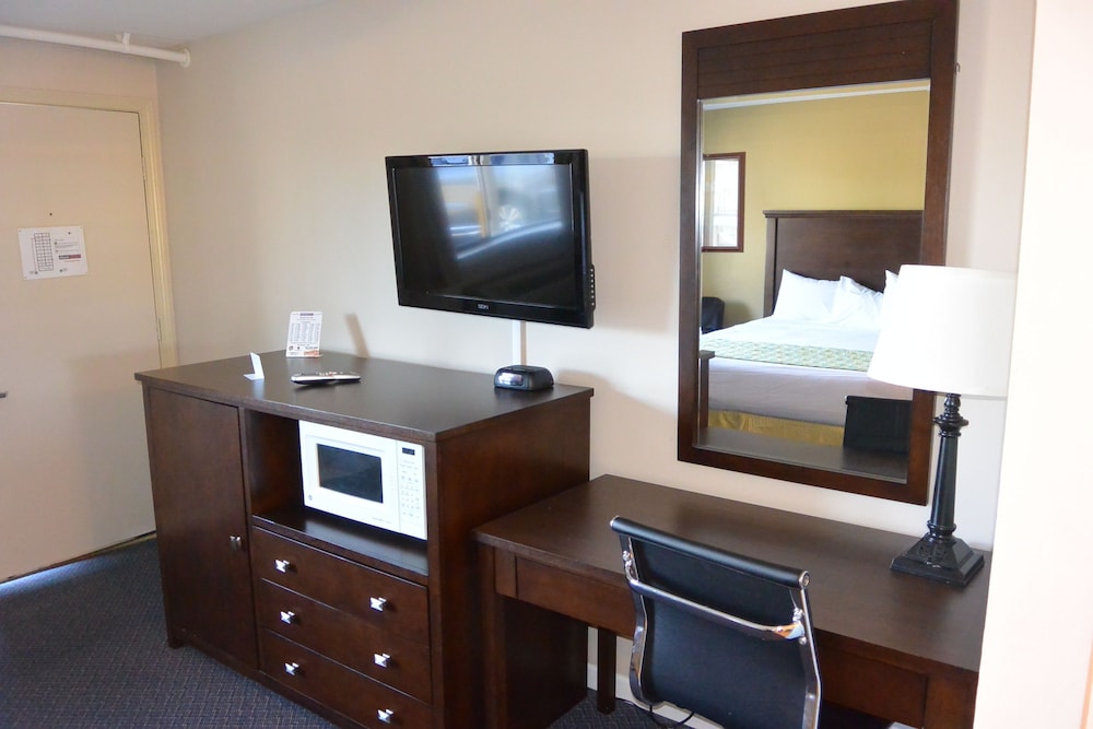 Days Inn by Wyndham Lakewood South Tacoma 39/67