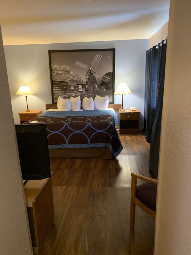 Super 8 By Wyndham Kingston 15/21