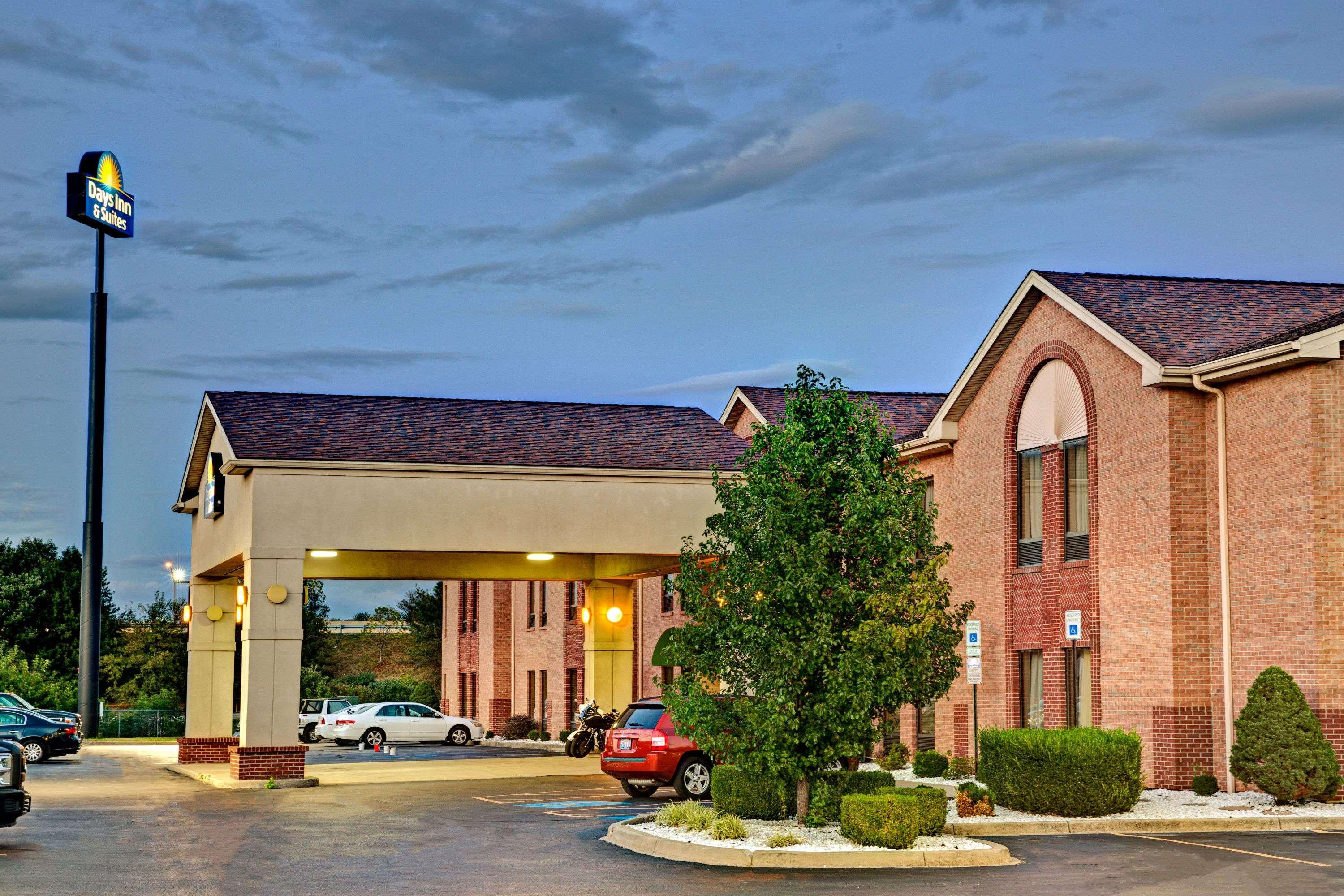 Days Inn & Suites by Wyndham Louisville SW 3/17