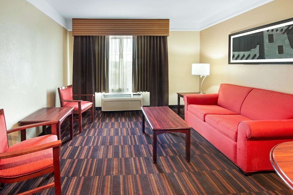 La Quinta Inn & Suites by Wyndham Albuquerque Midtown 37/57