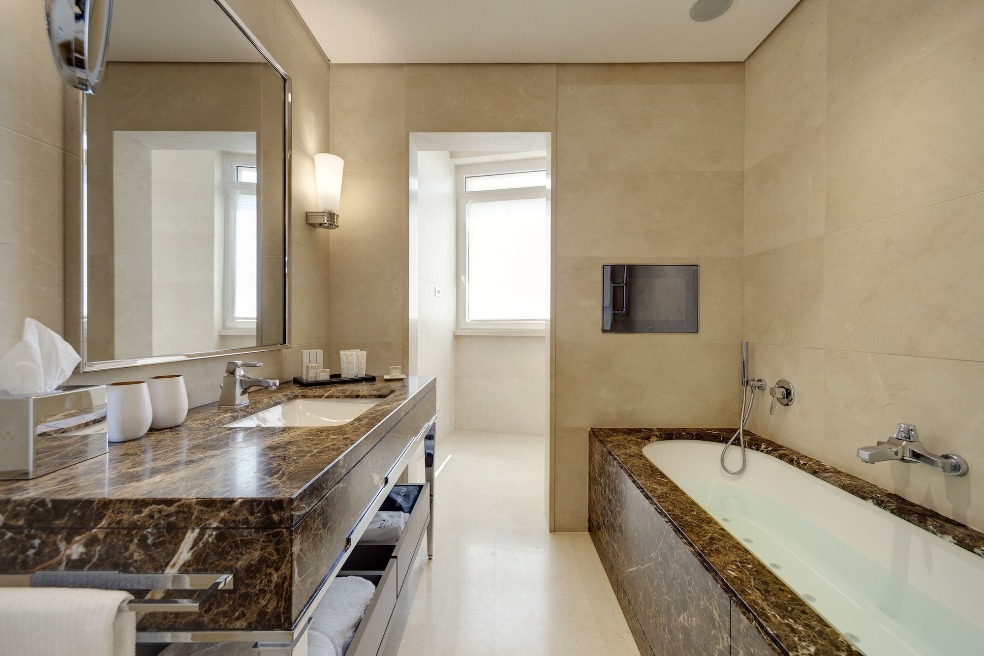 جناح رئاسي بسرير كينج بشرفة، Melia Genova 10/10