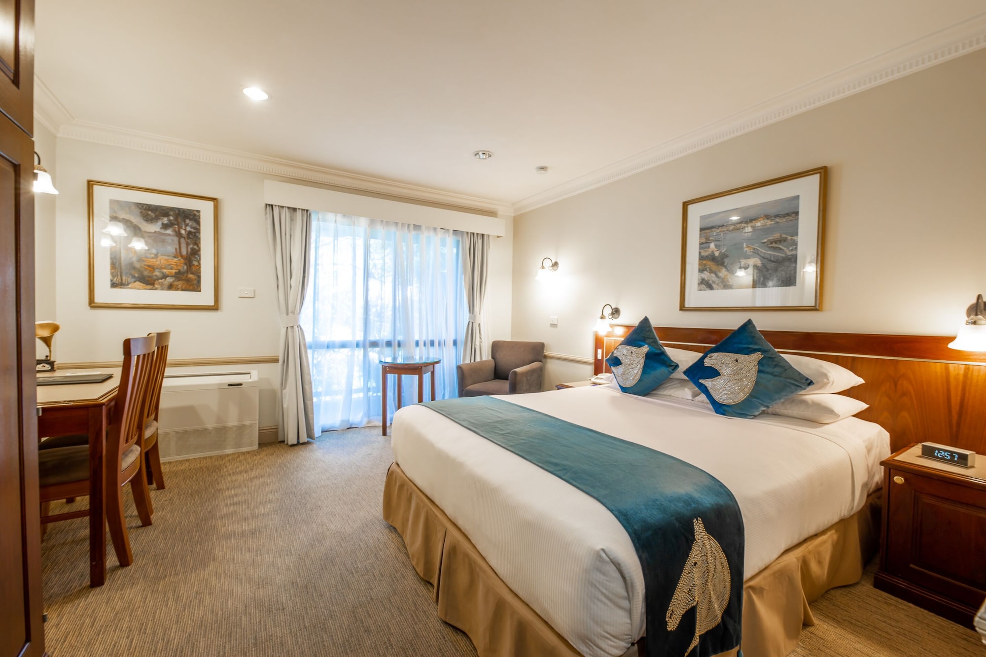 DELUXE, QUEEN BED