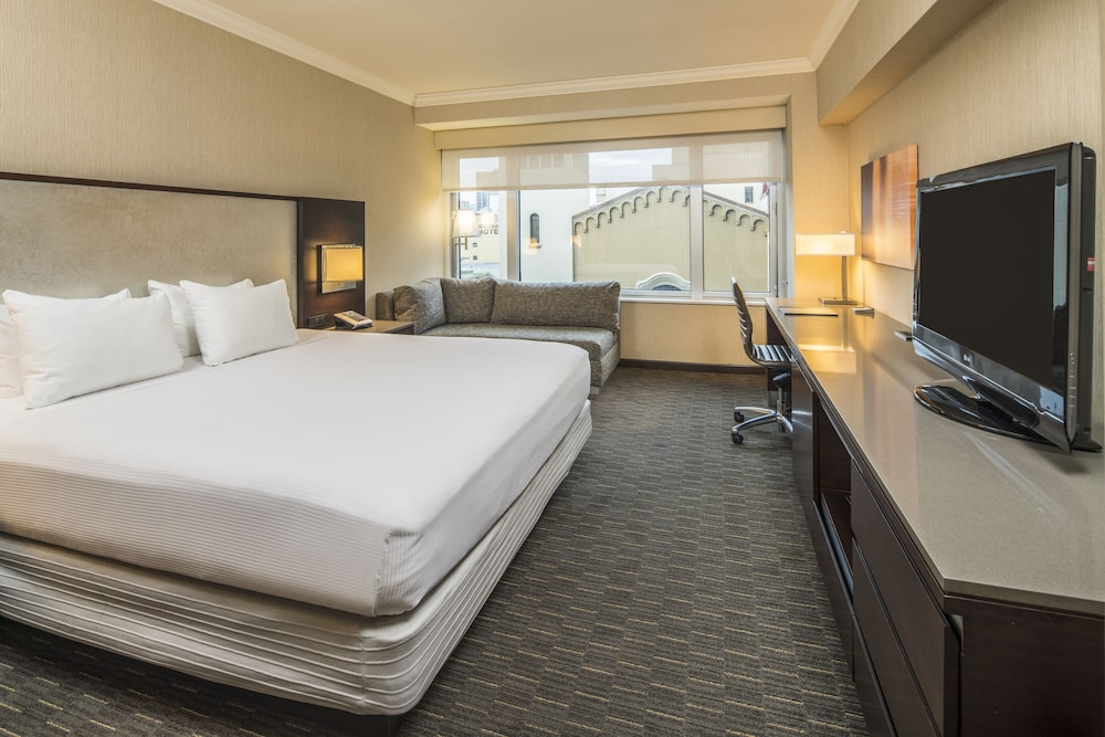 ROOM, KING BED