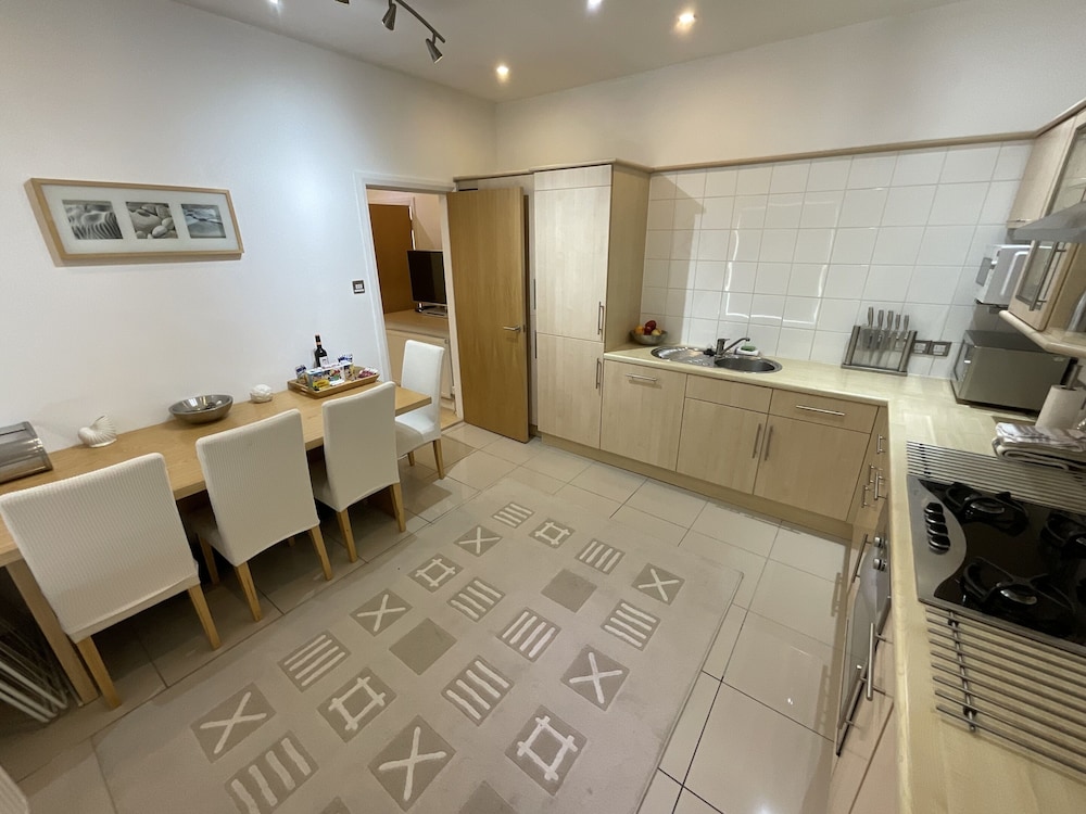 Earle House Serviced Apartments 8/50