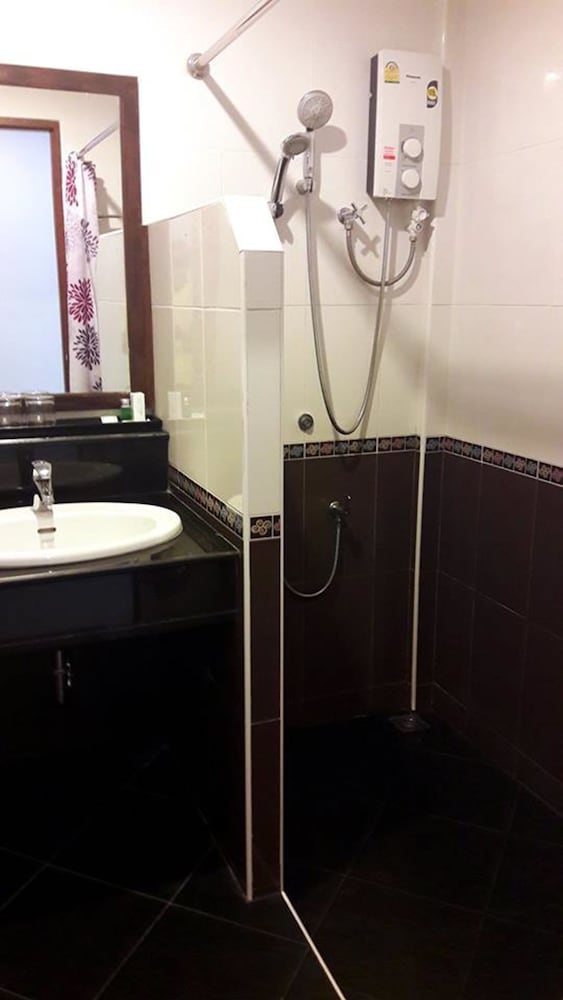 Khum Nakhon Hotel 45/47