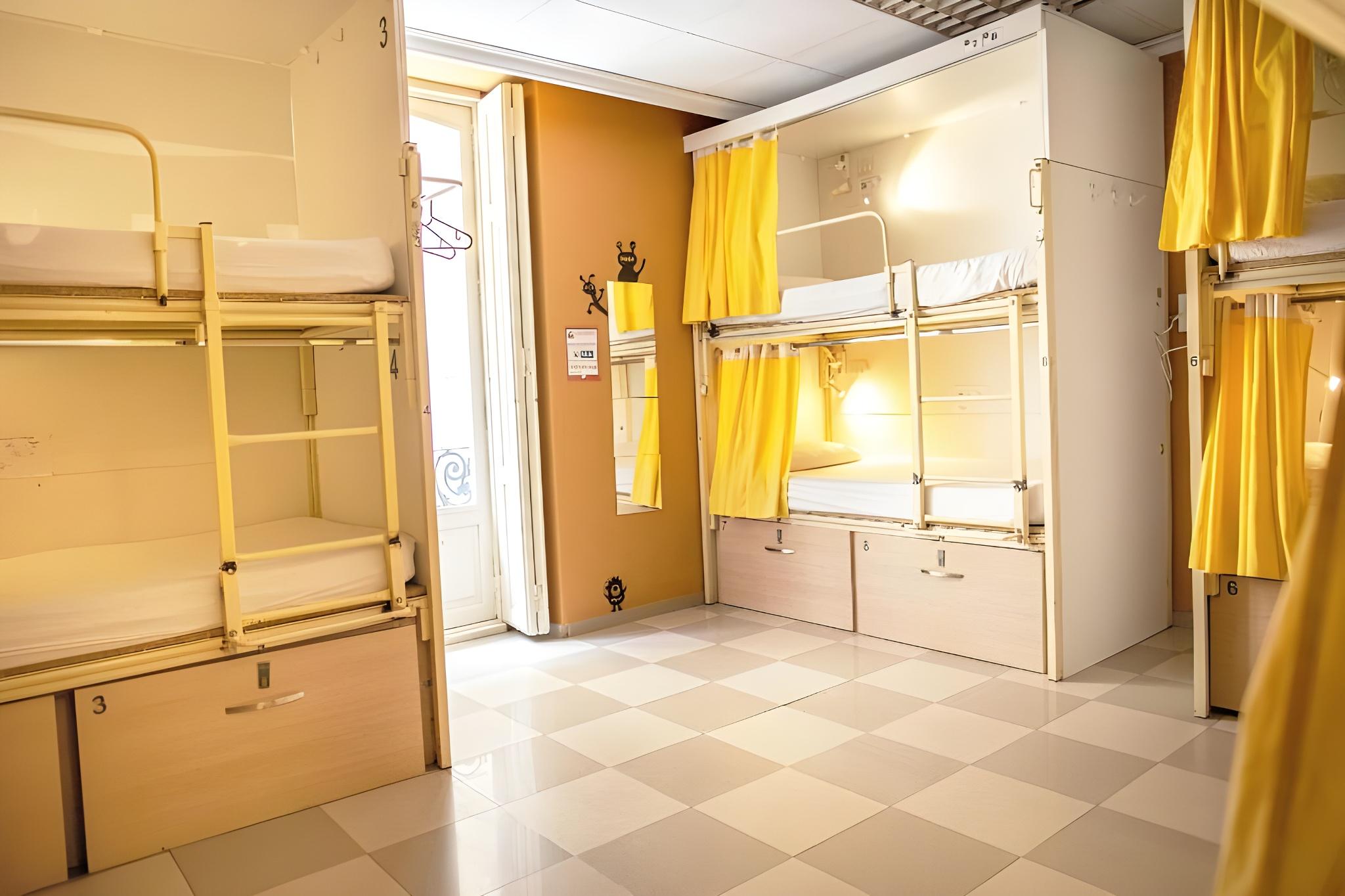 Mixed Dorm, 10 People, Shared Bathroom