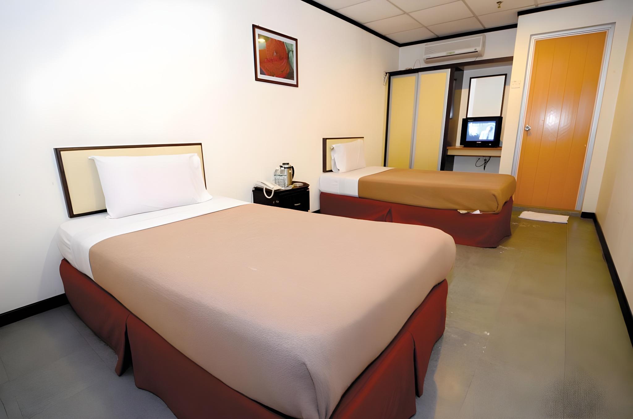 Standard, Twin Beds, No Window