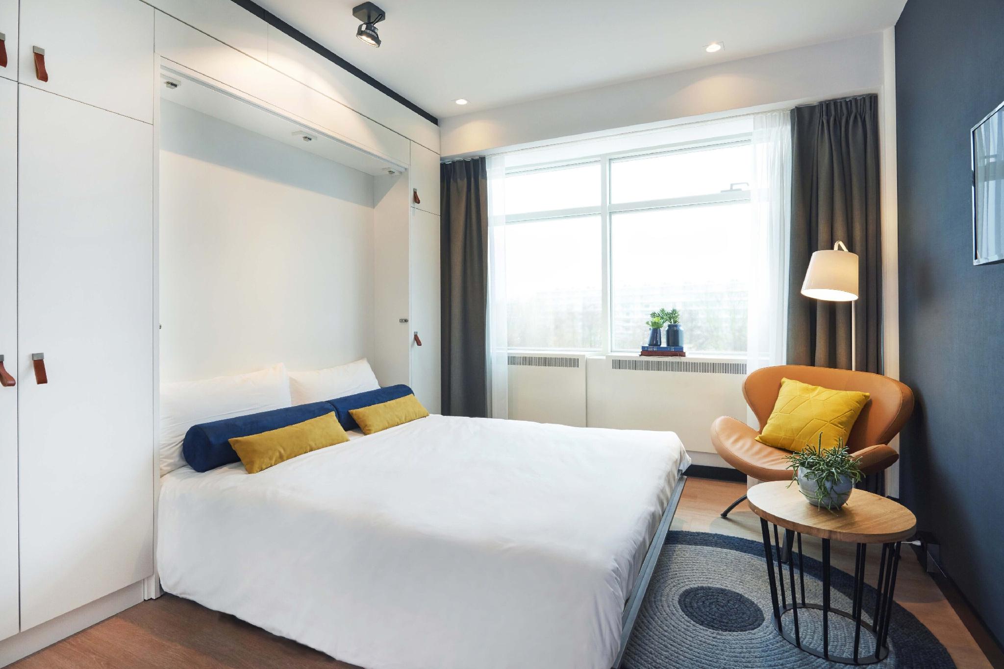 Studio, Murphy Bed, Queen Bed