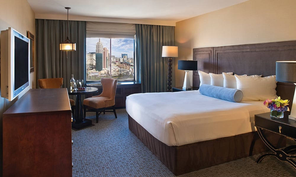 RENOVATED, RESORT, KING BED, STRIP VIEW