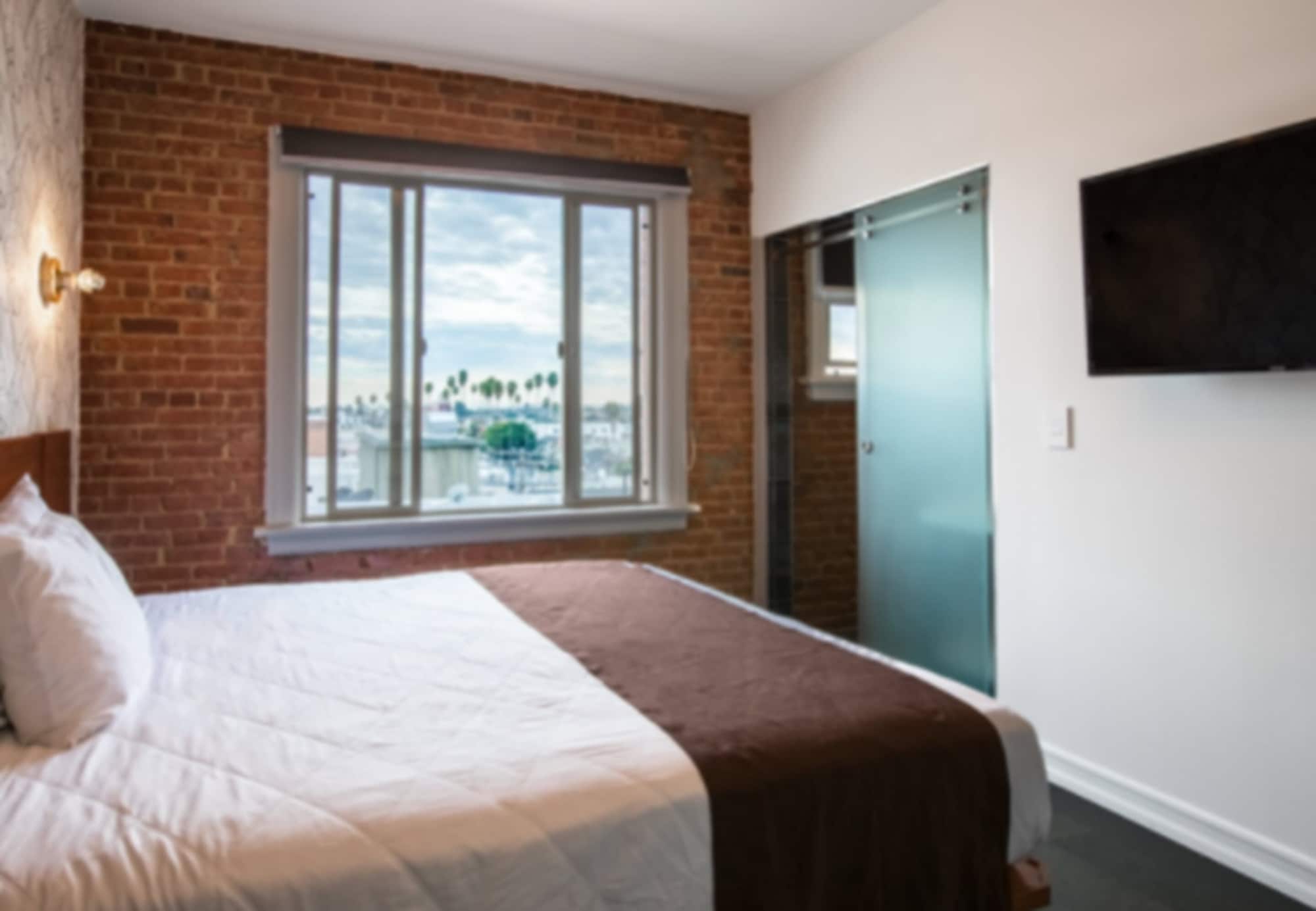 DELUXE, QUEEN BED