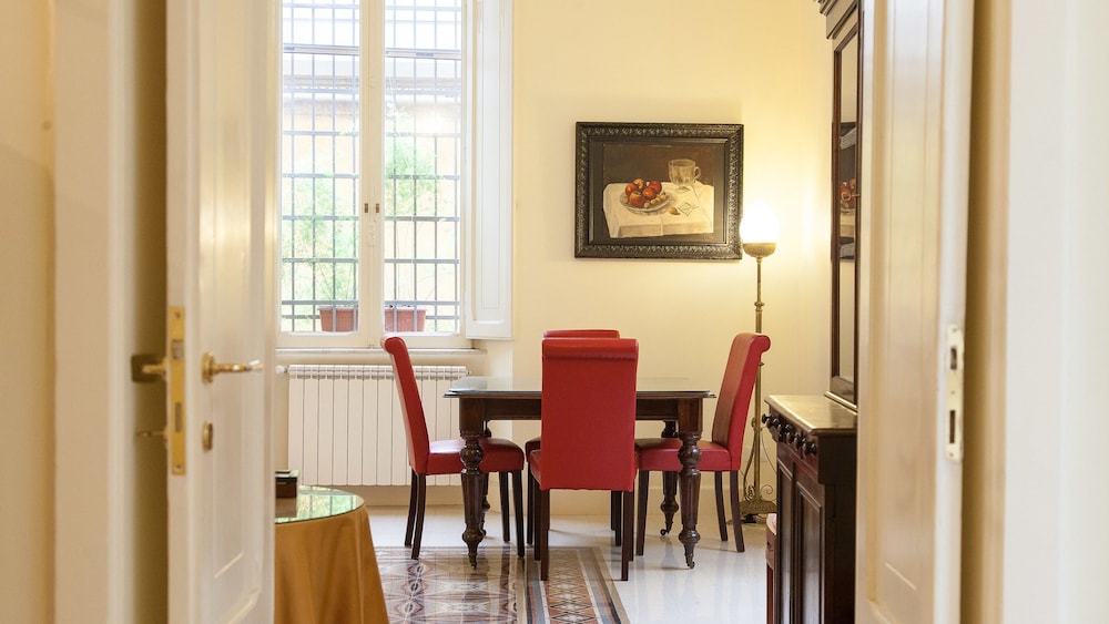 Rental In Rome Portico Ottavia Garden 16/24