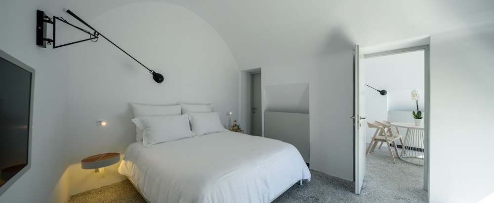 Grand, Suite, 2 King Beds, Caldera View, Outdoor Pool