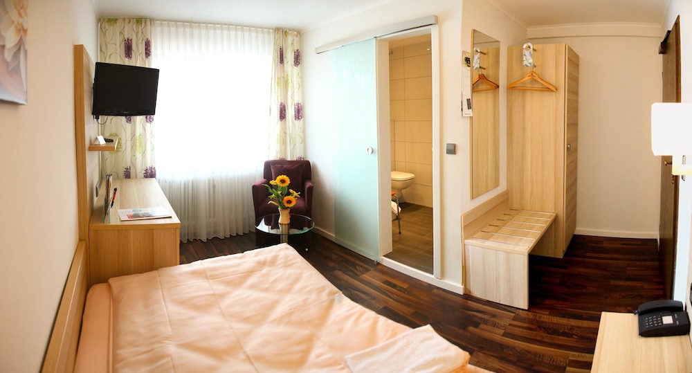 Hotel Froehlich 5/30