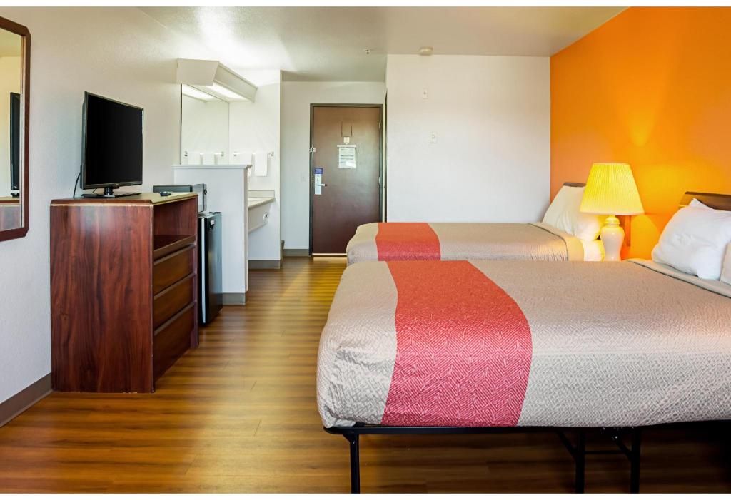2 Queen Beds - Non-Smoking, Micfridge