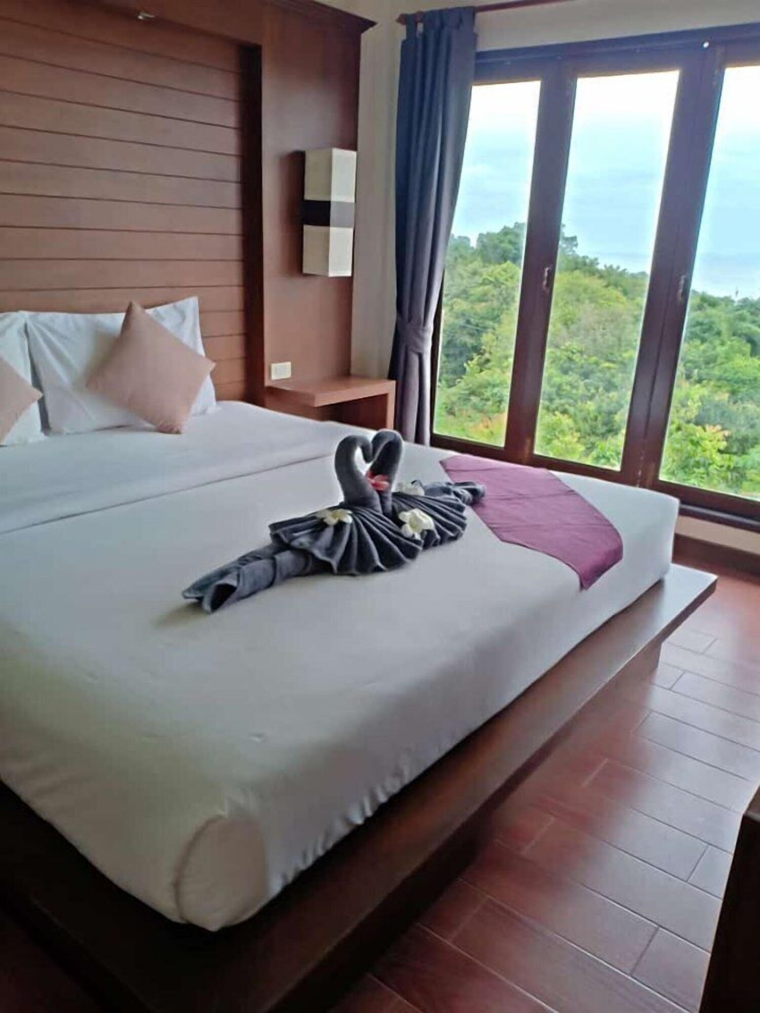 DELUXE, BUNGALOW