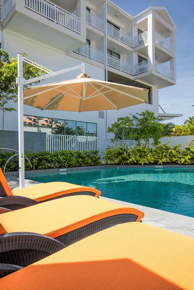 AIRLIE BEACH HOTEL 11/70