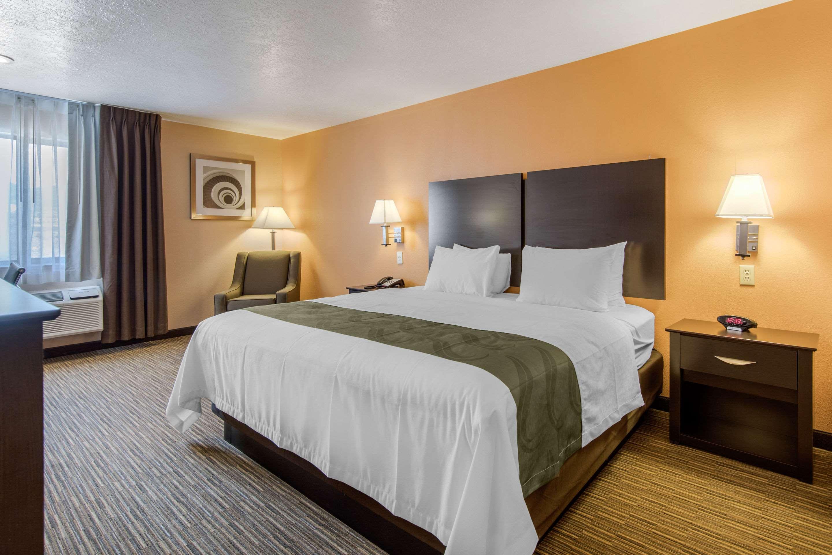 ROOM, KING BED, ACCESSIBLE
