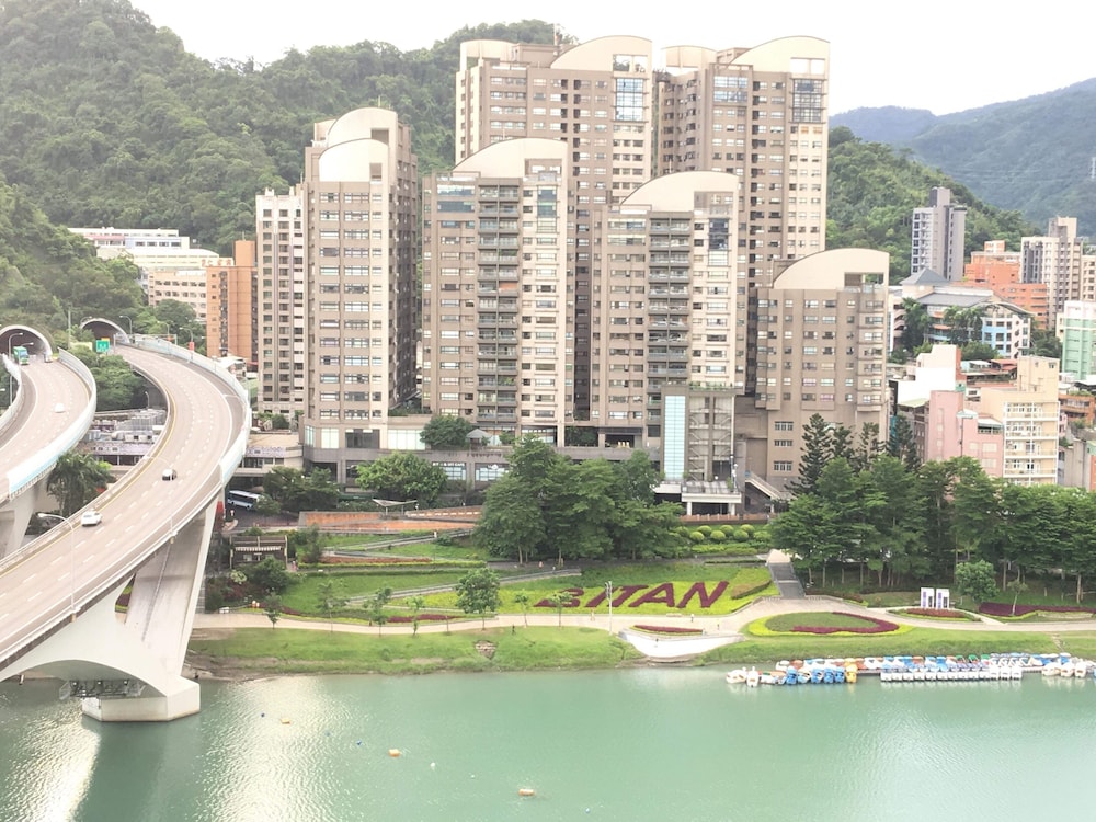 Lake Hotel Taipei 2/50