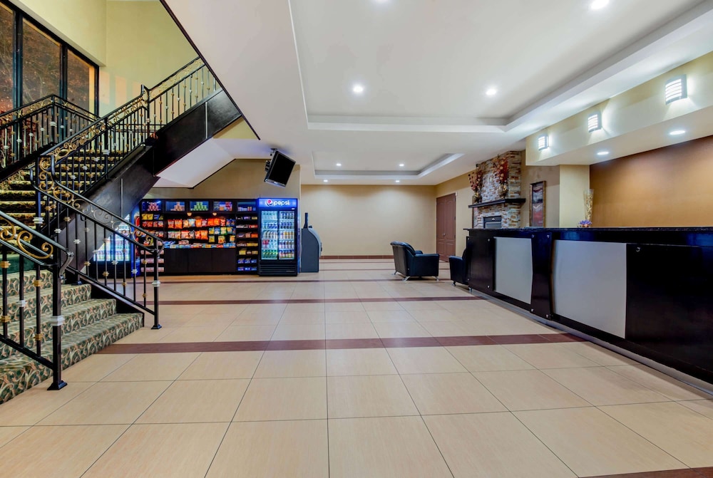 La Quinta Inn by Wyndham West Long Branch 5/43