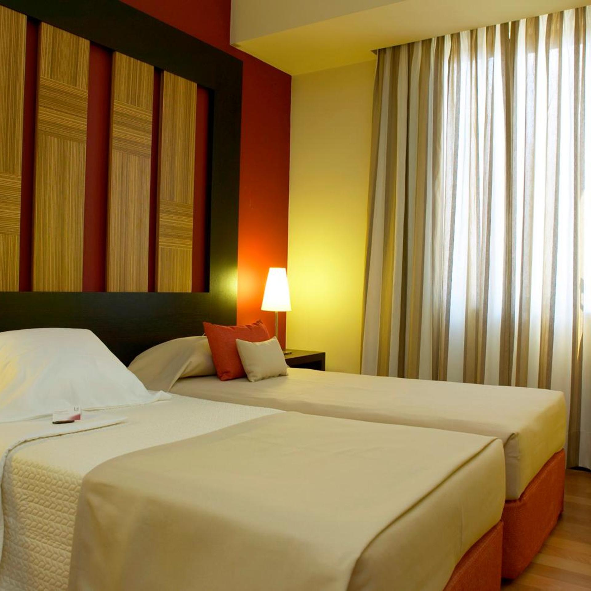 ROOM, TWIN BEDS