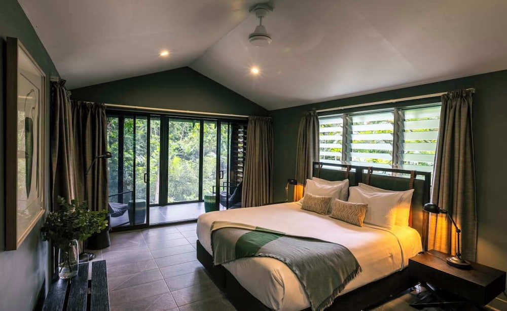 Lagoon, Tree House, King Bed