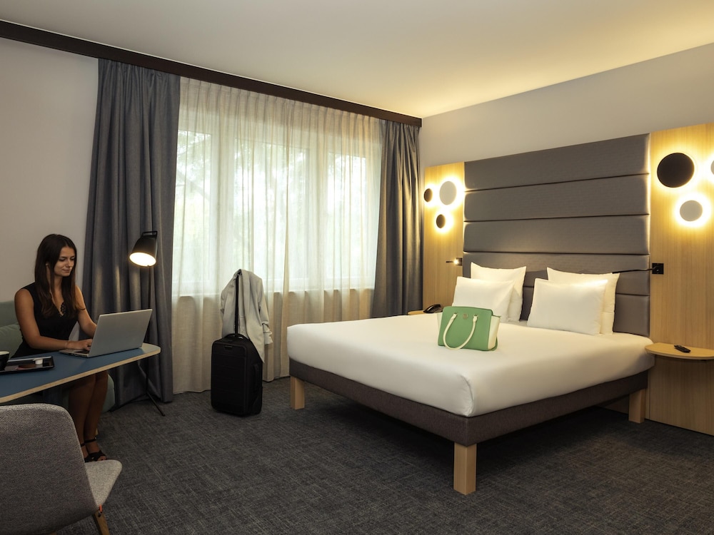 EXECUTIVE, KING BED