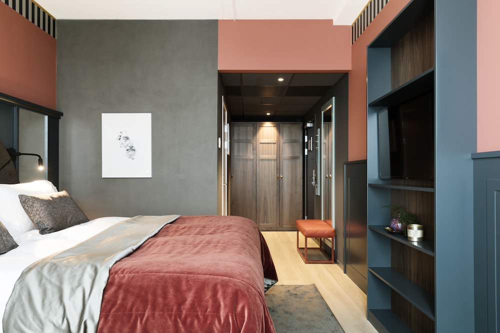 DELUXE, KING BED