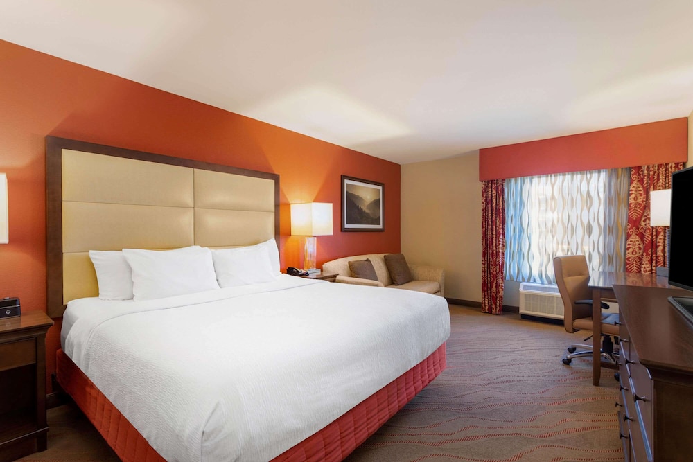 غرفة بسرير كينج لذوي الإعاقة، La Quinta Inn Suites Pigeon Forge 5/10