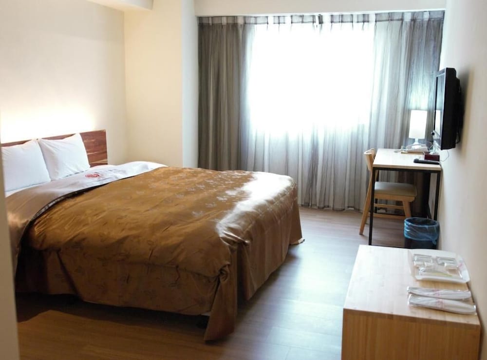 River Hotel 4/45