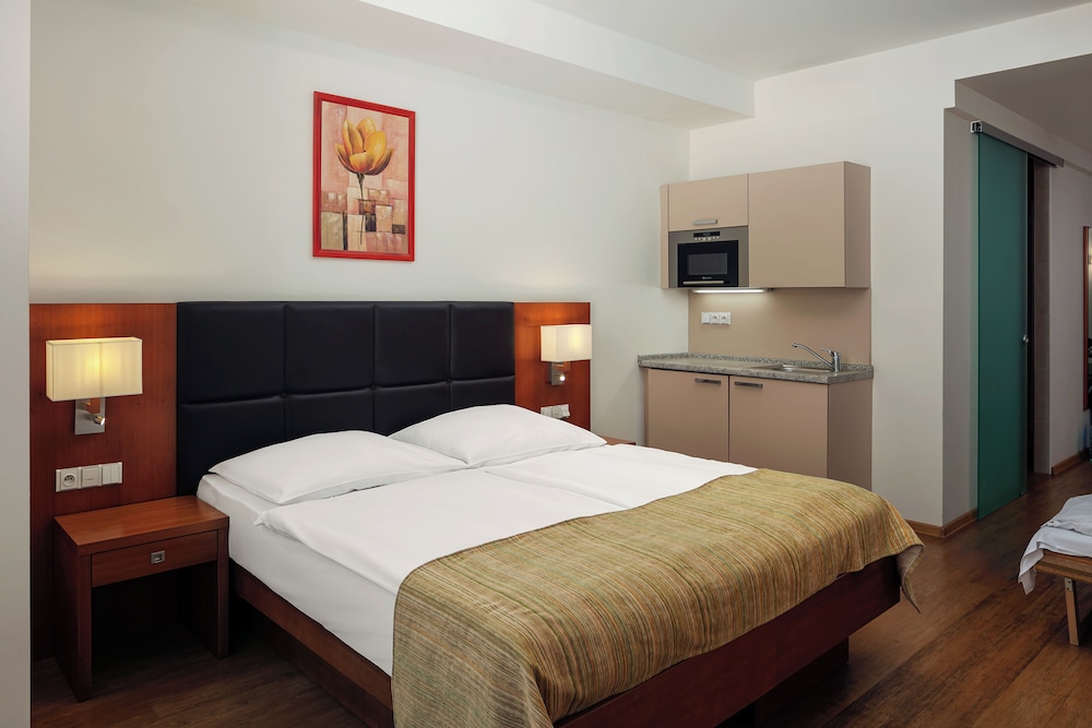 DELUXE, APARTMENT, KITCHENETTE