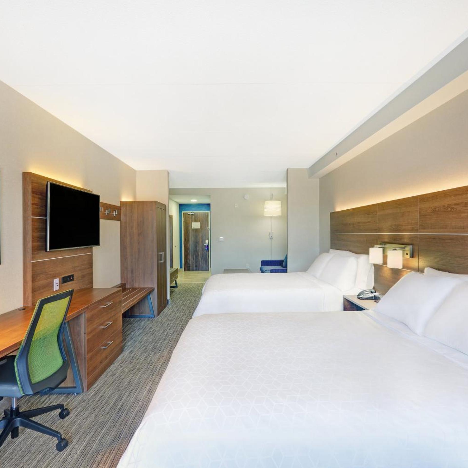 Suite, King Bed, 2 Queen Beds, Sofa