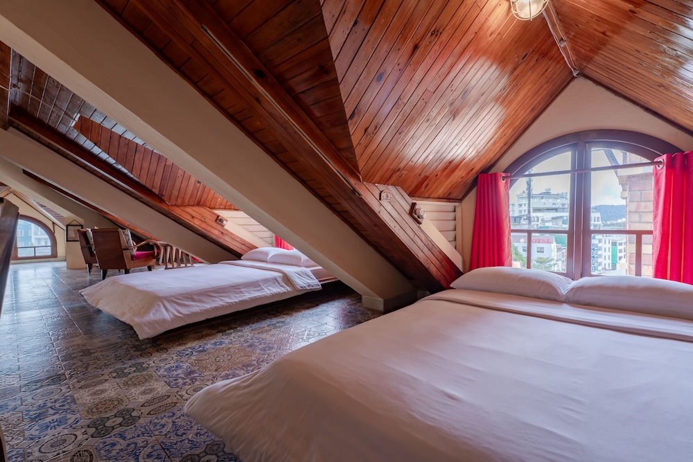 SUPERIOR, TWIN BEDS, CITY VIEW