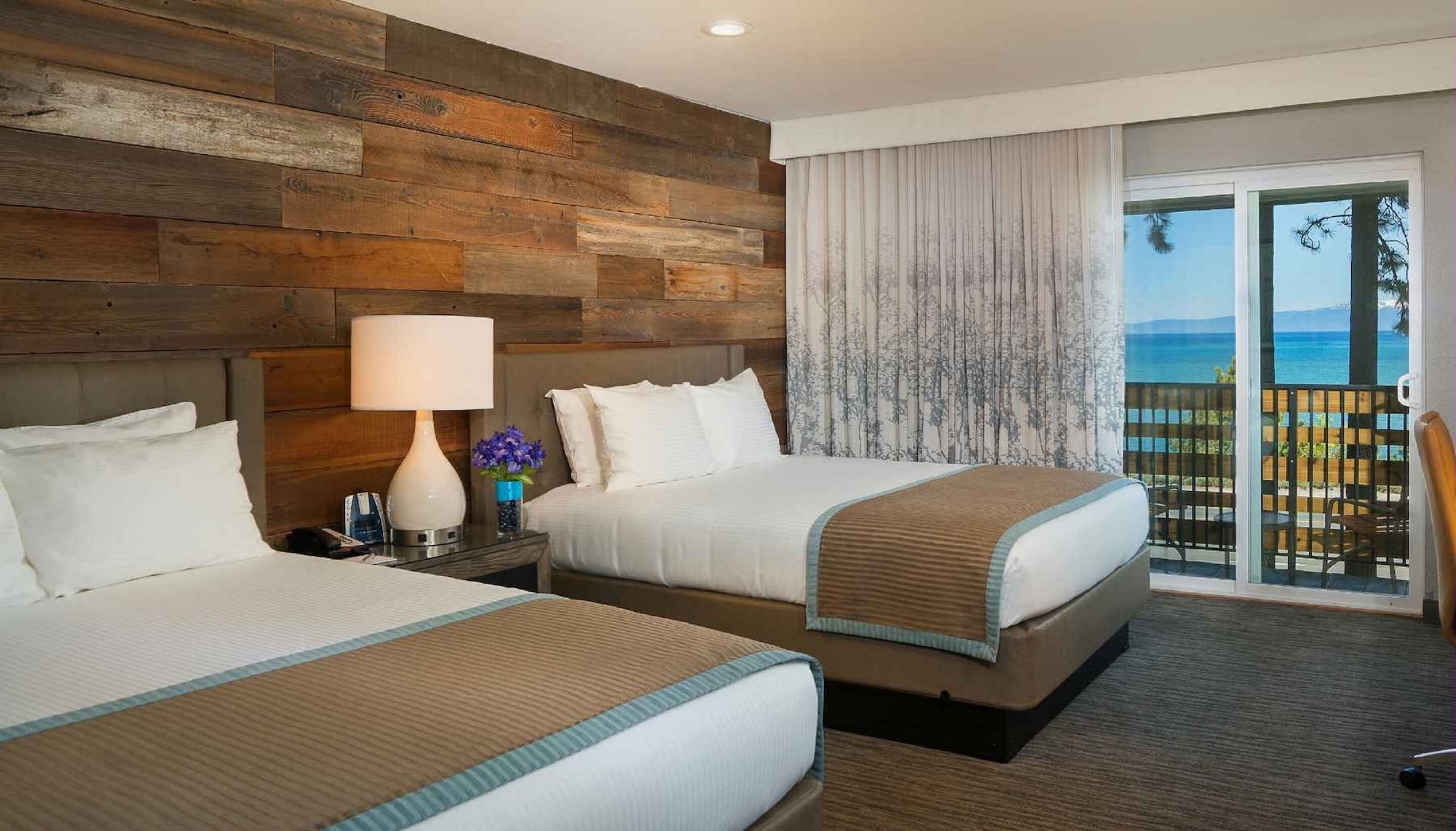 ROOM, QUEEN BED, LAKE VIEW