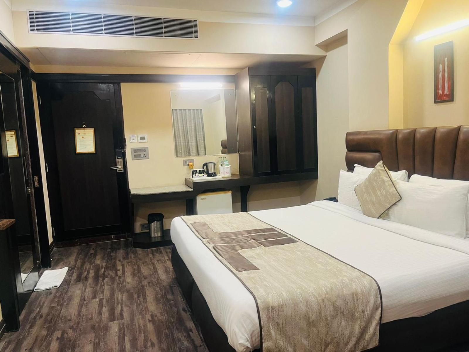Oyo Premium Paltan Bazar 25/49