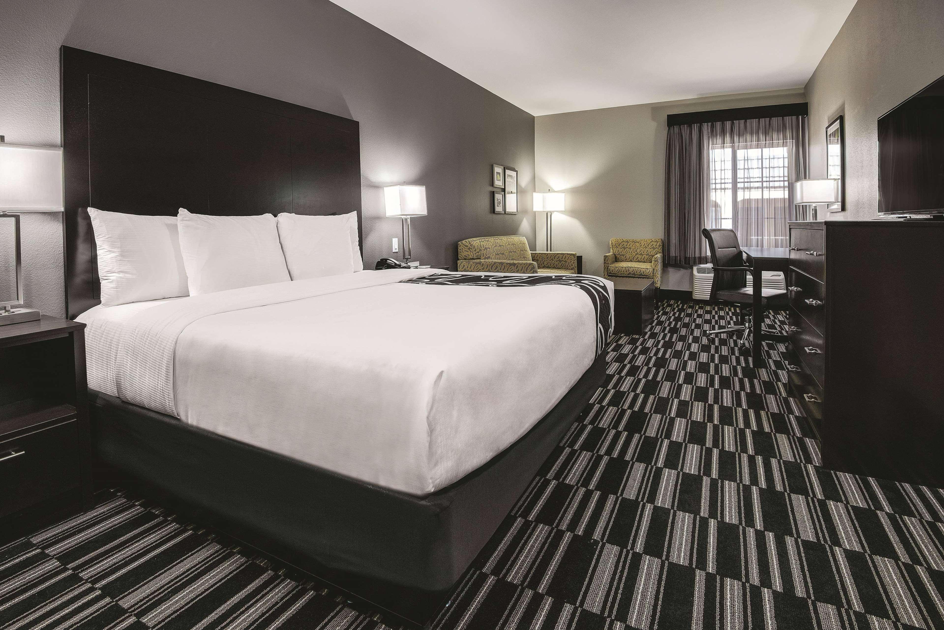 DELUXE, SUITE, KING BED