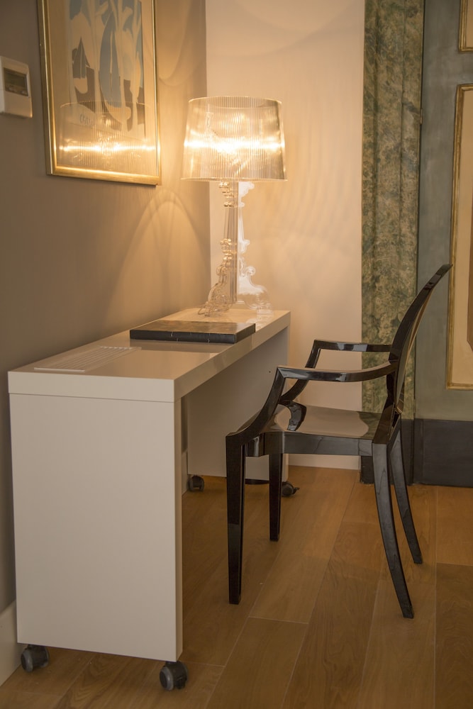 SANTA CHIARA BOUTIQUE HOTEL 42/73