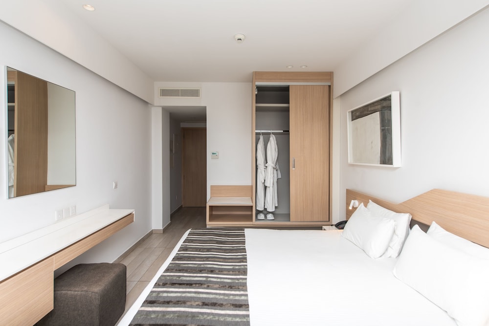 ROOM, DOUBLE OR TWIN BED, INLAND VIEW