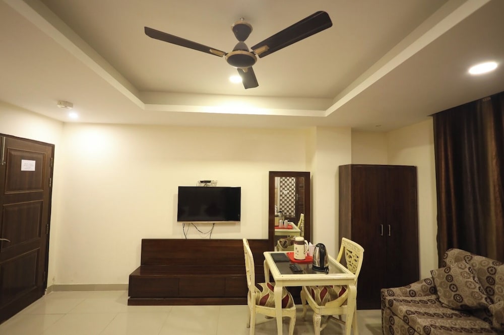 Hotel The Paramont Delhi 44/50