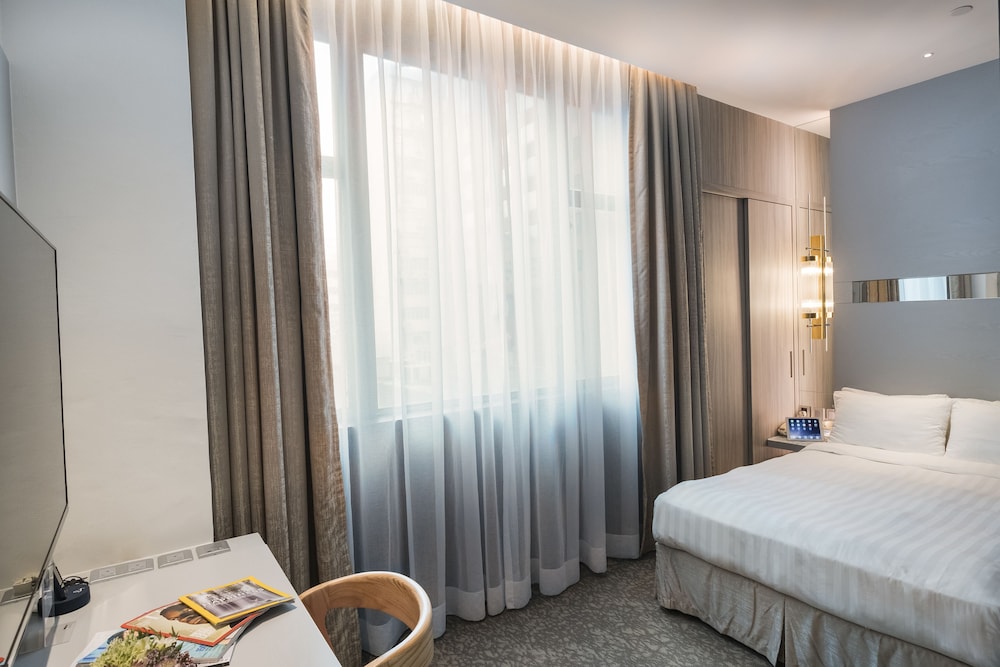 Nathan Hotel 11/72