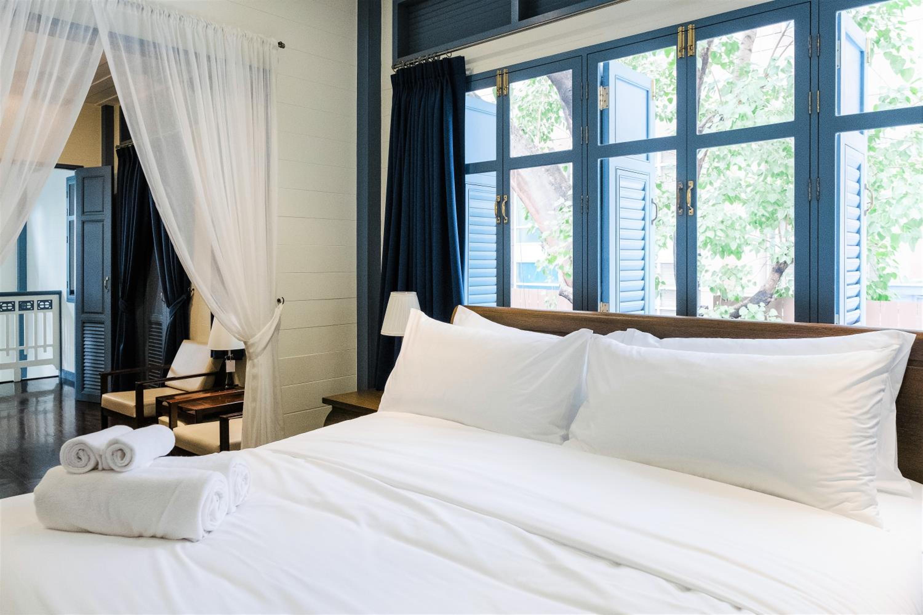 Colonial, Suite
