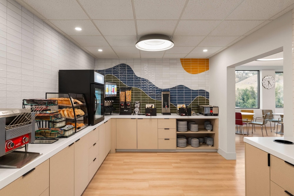 La Quinta Inn & Suites by Wyndham Kelowna BC 11/51