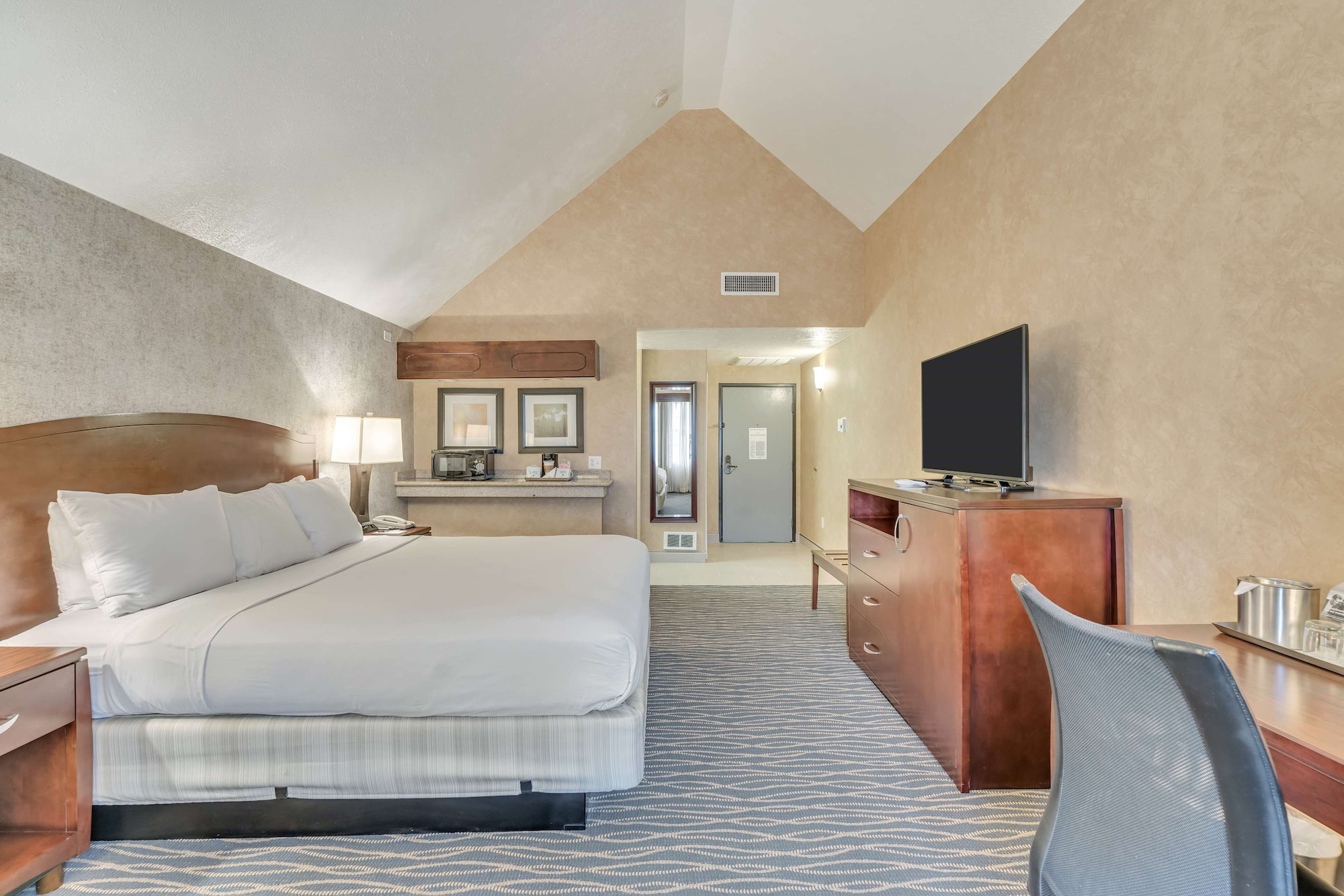 ROOM, QUEEN BED, ACCESSIBLE