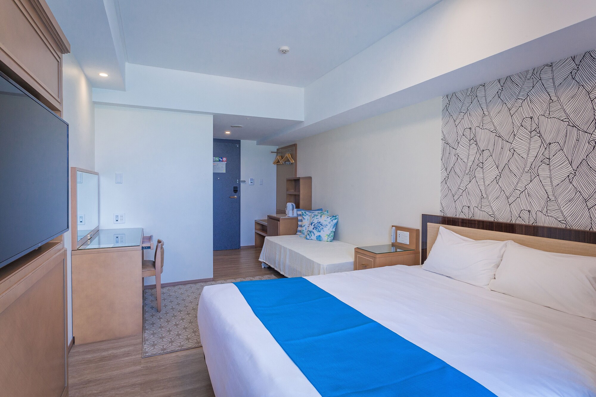 Lch, Junior Suite, Queen Bed