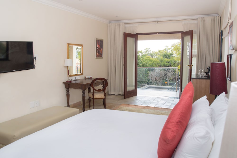 STANDARD, KING BED, POOL VIEW