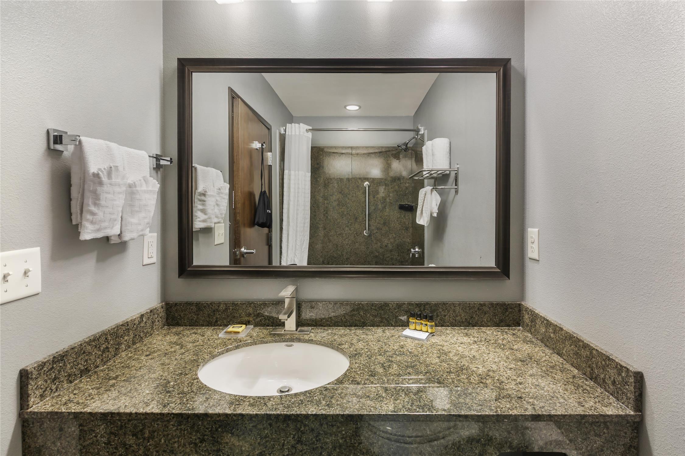 جناح بسرير كينج مع أريكة، Best Western Plus Williston Hotel & Suites 6/8