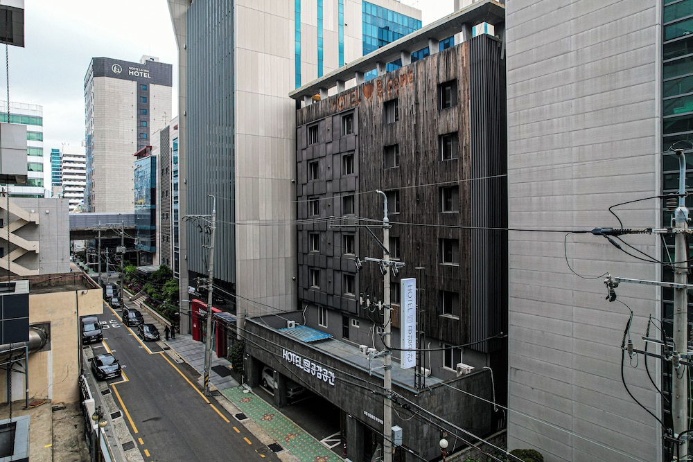 B Cent Hotel 49/58