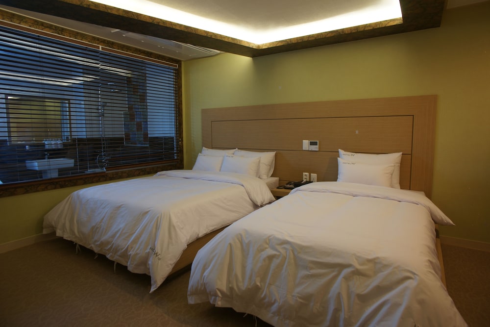 DELUXE, TWIN BEDS